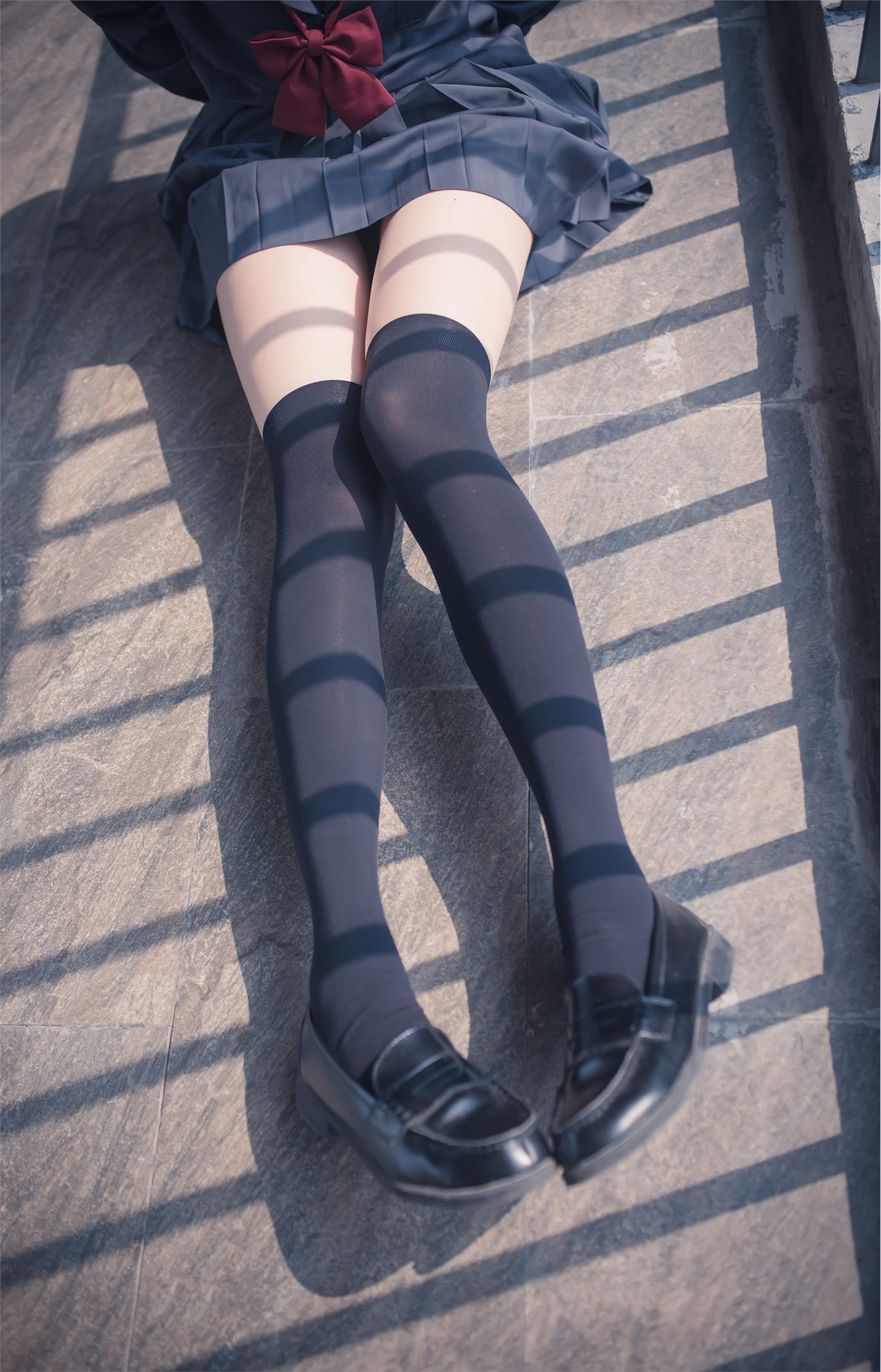 Rabbit playing with black silk knee socks(44)